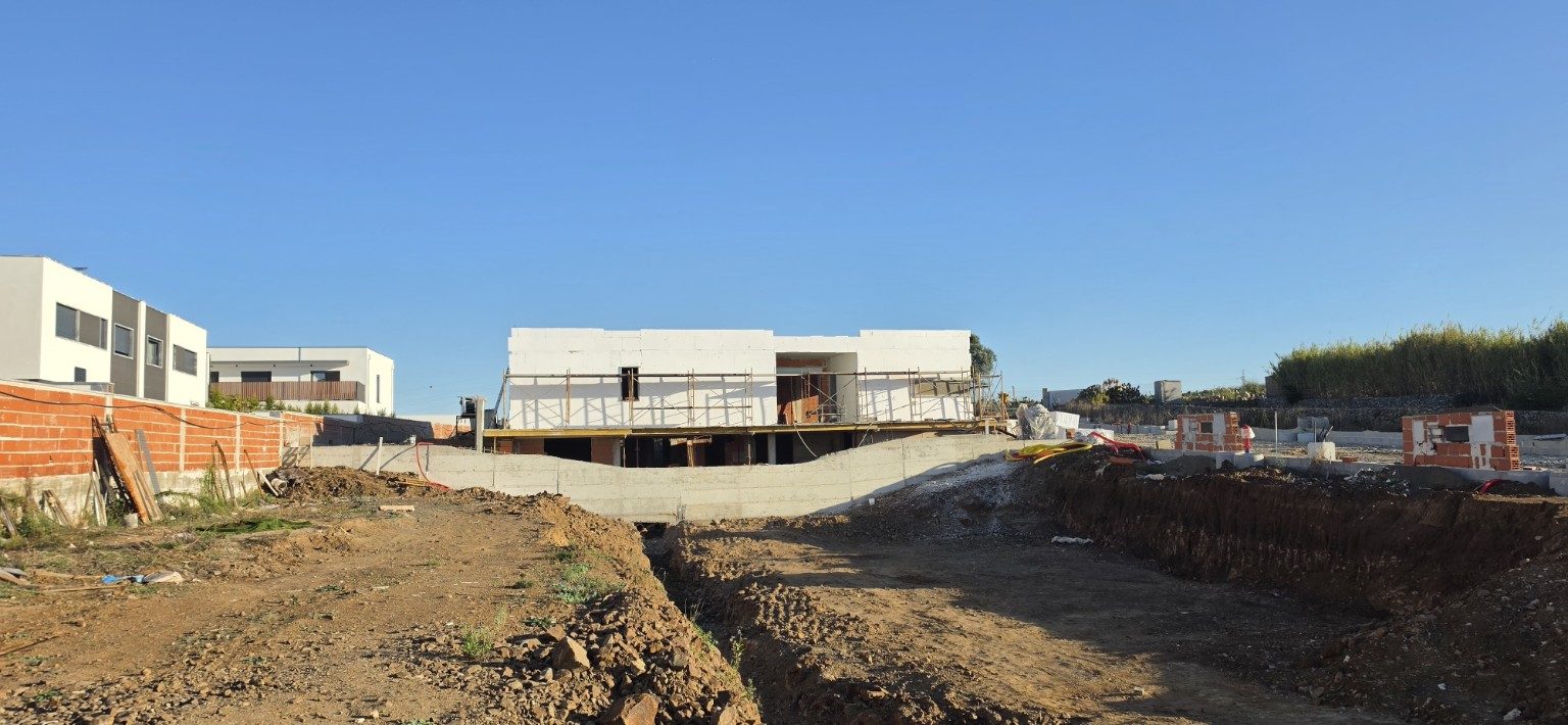 Terreno e perspetiva afastada da construção